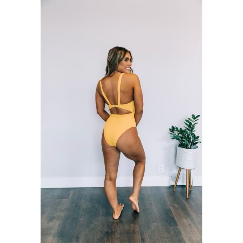 One-piece swimsuit - Picture 3 of 9